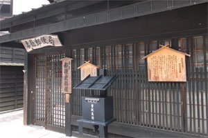 【郵便局】
手前の黒い箱がポスト。
左側の玄関は現在も普通に機能している郵便局です。
